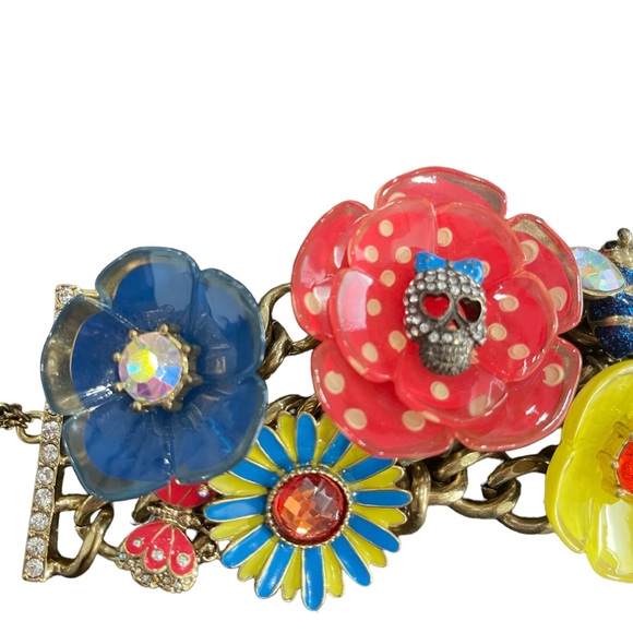 SALE!!! Betsy Johnson Vintage statement toggle bracelet. - Picture 4 of 7